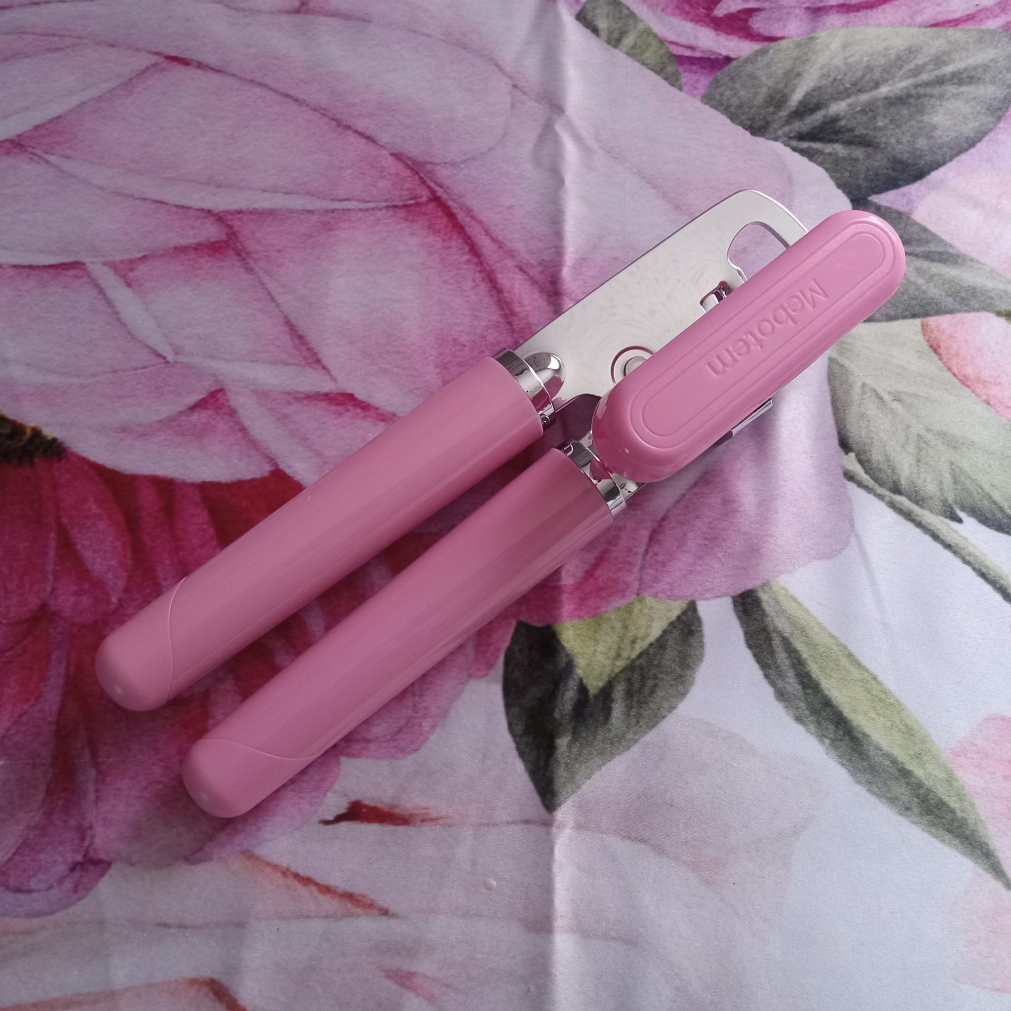 pink manual can opener