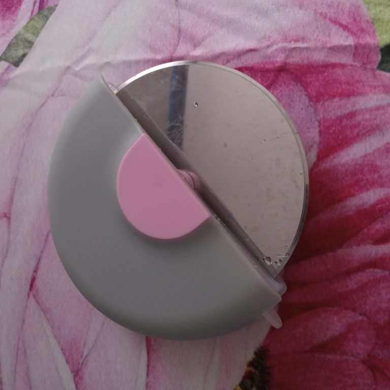 Quick Effortless Cutting with the Pink Pizza Cutter Wheel