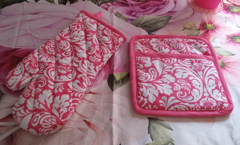 Heat-Resistant and Beautiful: The Pink Quilted Pot Holder Set