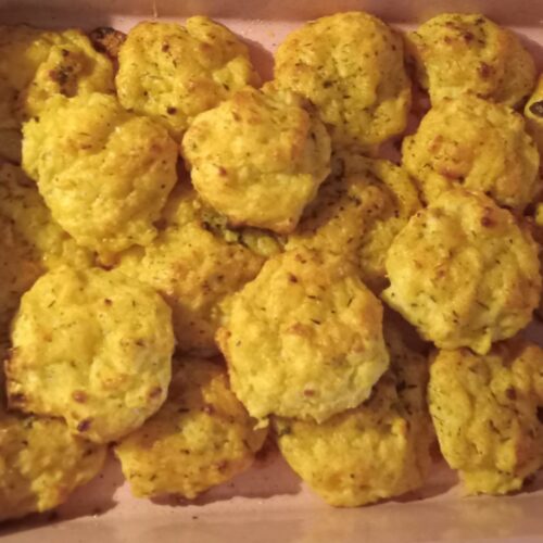 Cheesy herb garlic biscuits Red Lobster copycat biscuits garlic herb biscuits recipe easy biscuit recipe cheddar biscuits homemade Red Lobster biscuits savory biscuits cheesy garlic biscuits restaurant style biscuits Sincere Scribbles