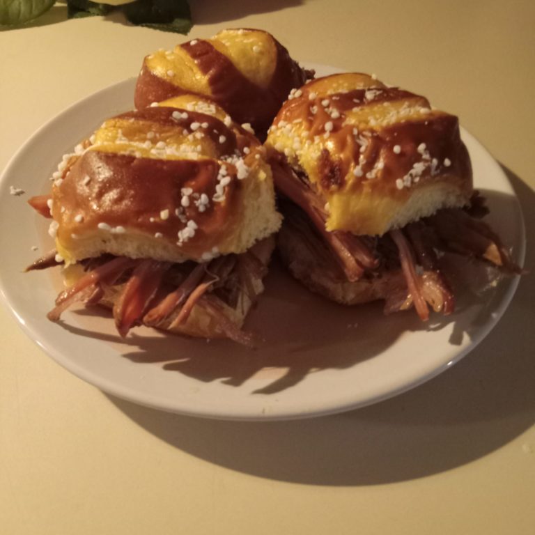 Easy and Delicious Pretzel Brisket Sliders – The Perfect Lunch for Leftover Brisket