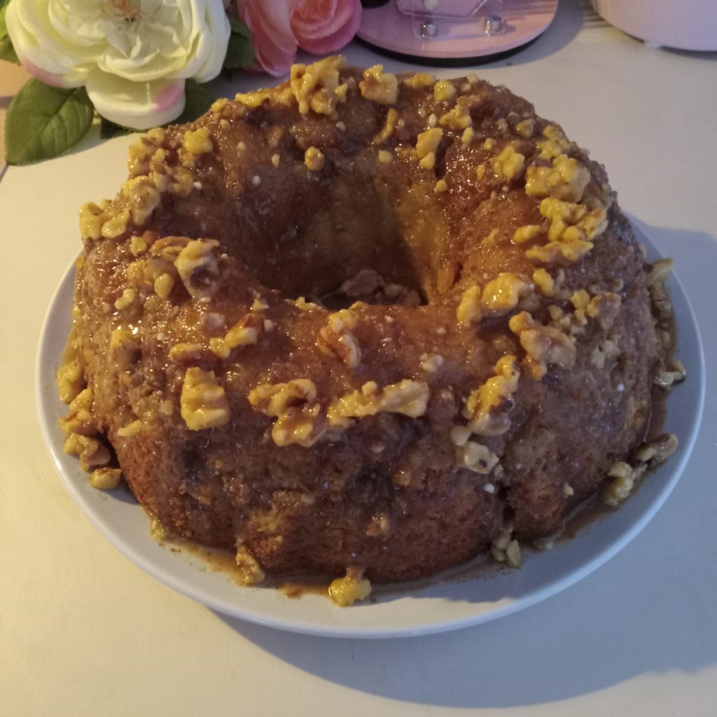 Sugary Cinnamon Pound Cake, cinnamon swirl cake, buttery pound cake recipe, moist bundt cake, classic dessert, sweet cinnamon cake, Southern cake recipe