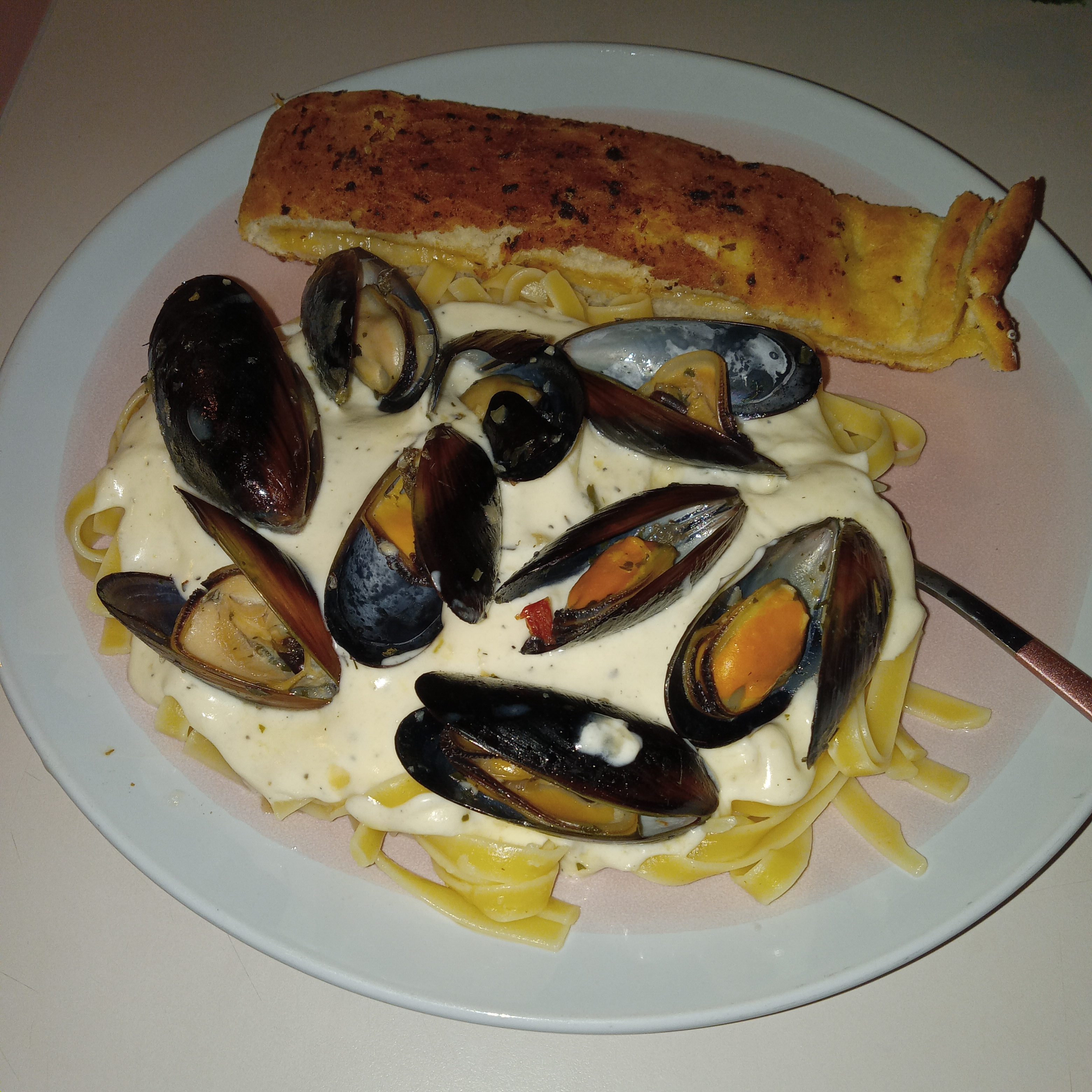 Linguine with Mussels & White Wine Garlic Sauce – Delicious Seafood Dishes